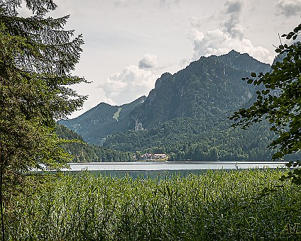 Am Alpsee bei Füssen (5) Blick auf Schloß Neuschwanstein und Museum aus süd-westlicher Richtung am 18.07.2019