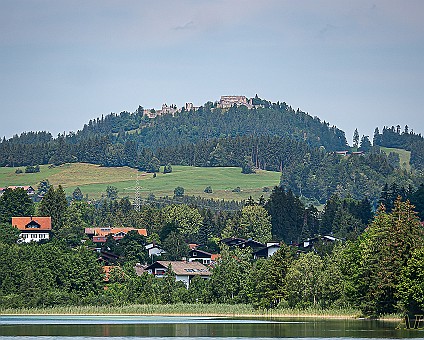 Am Weißensee (Südseite - 4) Blick zu den Burgruinen Hohenfreyberg und Eisenberg; Aufnahme: 17.07.2019