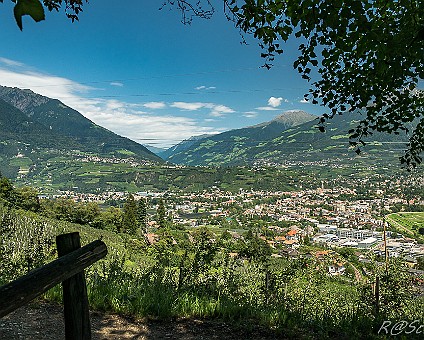 Marlinger Waalweg (12) Blick über Meran in Richtung Dorf Tirol und Passeier Tal