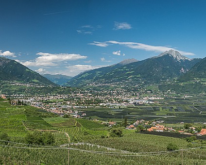 Marlinger Waalweg (17) (Panoramaaufnahme) Blick über Meran in Richtung Dorf Tirol und Passeier Tal