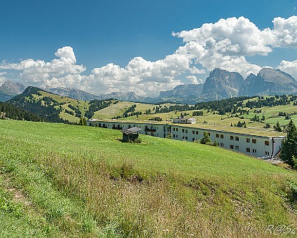 Seiser Alm (5) Blickrichtung Süd-Ost, im Vordergrund das Appartamento Alpe DI Siusi