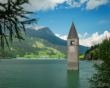Kirchturm von Altgraun im Reschensee