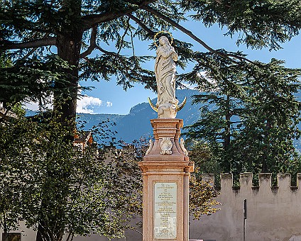 Statue bei der Herz-Jesu Kirche Aufnahme: 19.09.2023