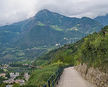 Tappeiner Promenade Blick in Richtung Schloss Tirol
