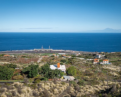 Flughafen La Palma von der LP 2 (Casa Lodero) aus. Im Hintergrund Teneriffa mit dem Teide.