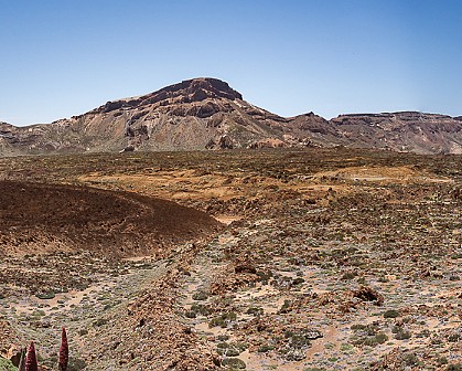 Teide Nationalpark Lavaströme von verschiedenen Ausbrüchen und ein karger Bewuchs rund um den Teide - eine faszinierende Landschaft (Panoramabild)