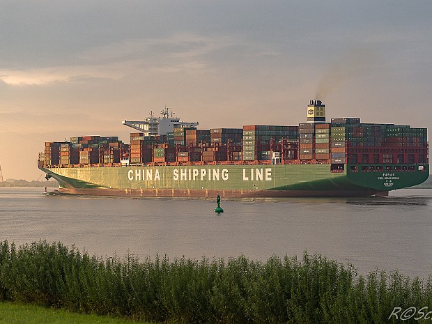 Containerschiffe über 300 m Containerschiffe auf der Elbe mit einer Länge von über 300 m Länge in alphabetischer Reihenfolge.
