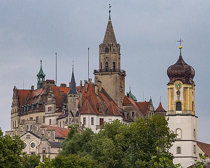 Schloss Sigmaringen Hohenzollernschloß mit Kirche von der Stadthalle aus. Aufnahme: 25.07.2013