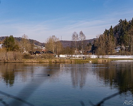 Mägerkinger Lauchert-See im Hintergrund Mägerkingen und der Trochtelfinger "Umsetzer" - Aufnahme: 27.02.2016