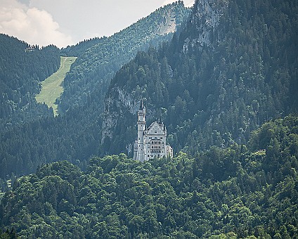 Am Alpsee bei Füssen (6) Blick auf Schloß Neuschwanstein und Museum der bayerischen Könige aus süd-westlicher Richtung am 18.07.2019