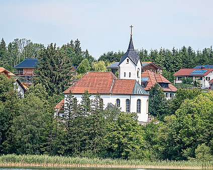 Am Weißensee (Südseite - 5) Blick zur Kirche St. Walburga in Oberried; Aufnahme: 17.07.2019