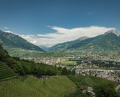 Marlinger Waalweg (14) Blick über Meran in Richtung Dorf Tirol und Passeier Tal
