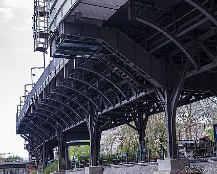 U-Bahn Haltestelle Hallesches Tor beim Landwehrkanal Brückenfahrt