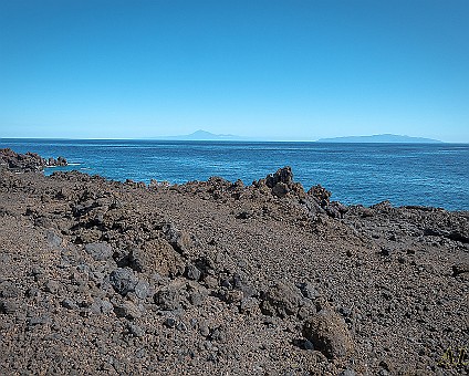 Salinas de Fuencaliente in Blickrichtung SO von den Salzbecken aus mit Teneriffa (li) und La Gomera (re) im Hintergrund