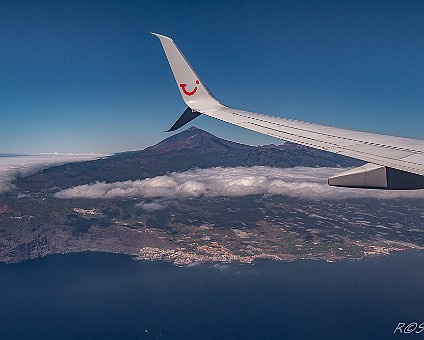 Im Anflug auf Teneriffa mit Blick auf den Teide, Stadt am Meer: Los Gigantes