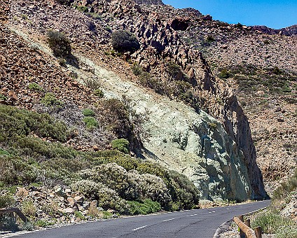 Im Teide - Nationalpark Auf der TF 21 unterwegs - was für eine Farbenvielfalt der Felsen...