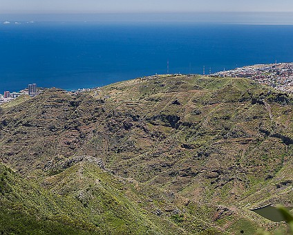 Im Anaga-Gebirge auf der TF 12 unterwegs - Blick in Richtung Santa Cruz(Panoramabild)