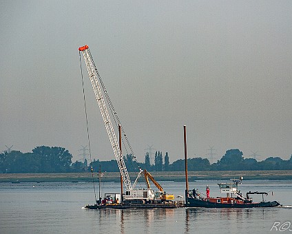 Schubverband mit Bagger am 20.08.2012 auf der Elbe