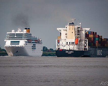Schiffsbegegnungen Costa Romantica und MSC Alexa auf der Elbe zwischen Schulau und Lühe am 21.08.2012
